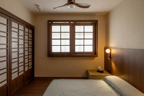 Contemporary Bedroom at 95A Circuit Road