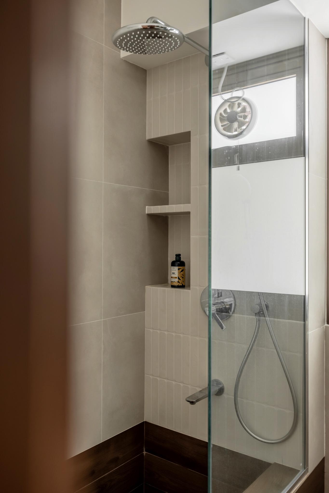 Contemporary Bathroom with Bathtub and Shower Screen