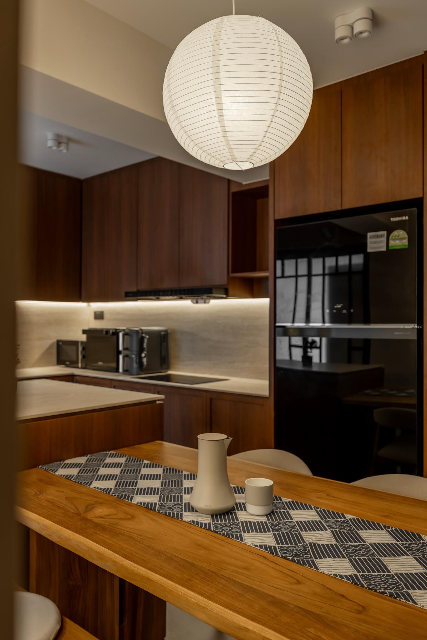 Contemporary Dining Room with Dining Table and Dining Chairs