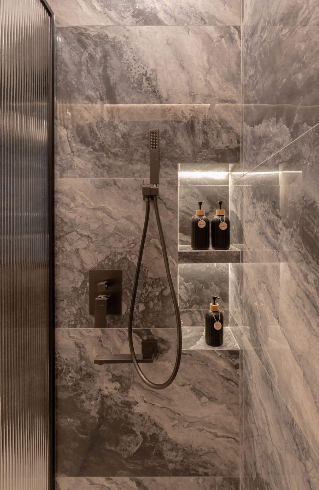 Contemporary Bathroom with Homogeneous Tiles and Rainshower