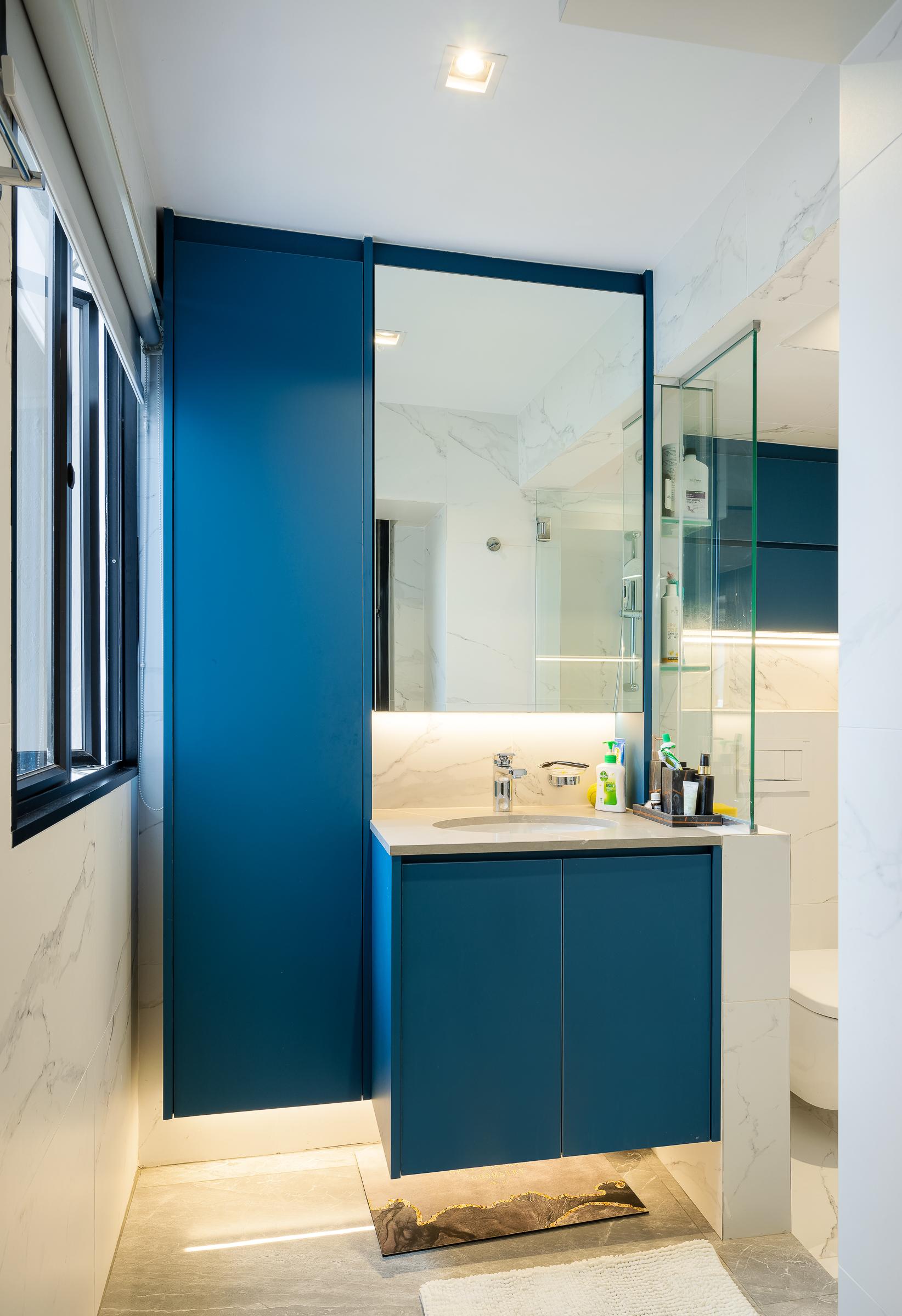 Modern Bathroom with Countertop and Homogeneous Tiles