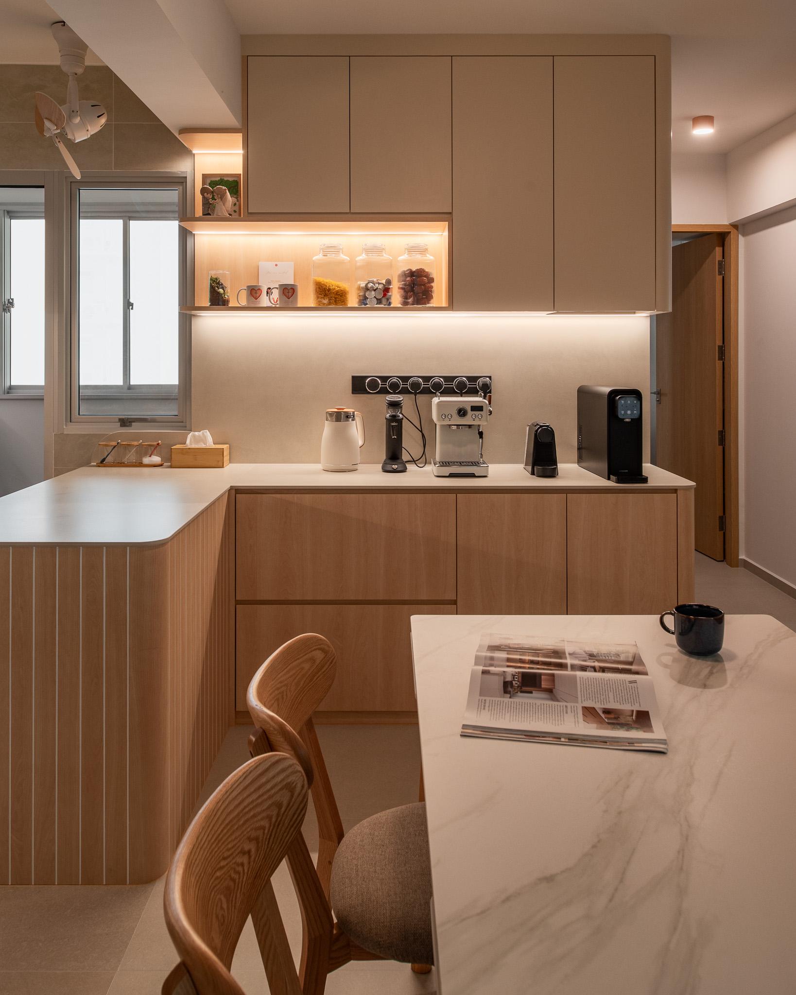 Scandinavian Kitchen with Homogeneous Tiles and Kitchen Island