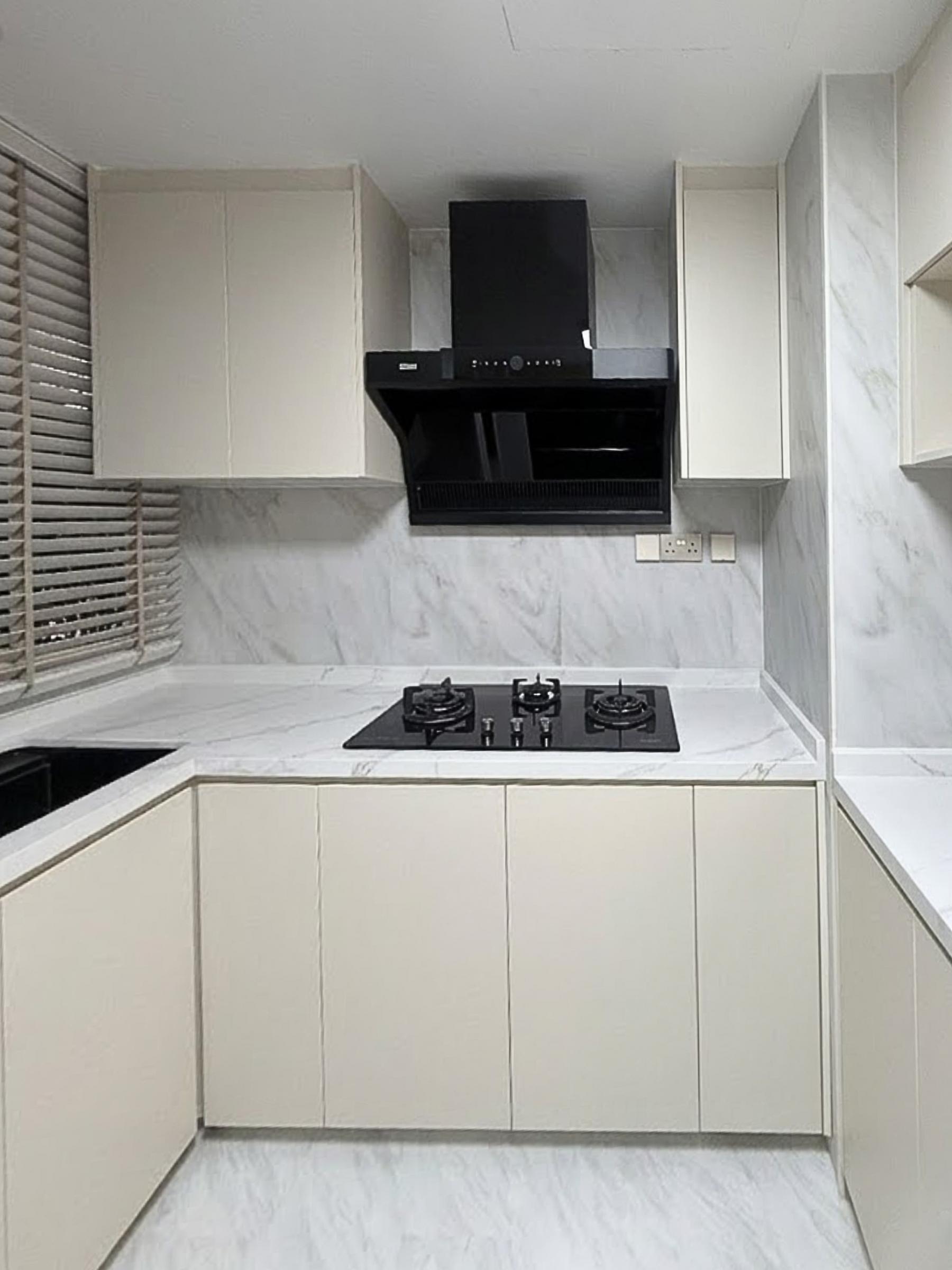 Modern Kitchen with Countertop and Homogeneous Tiles