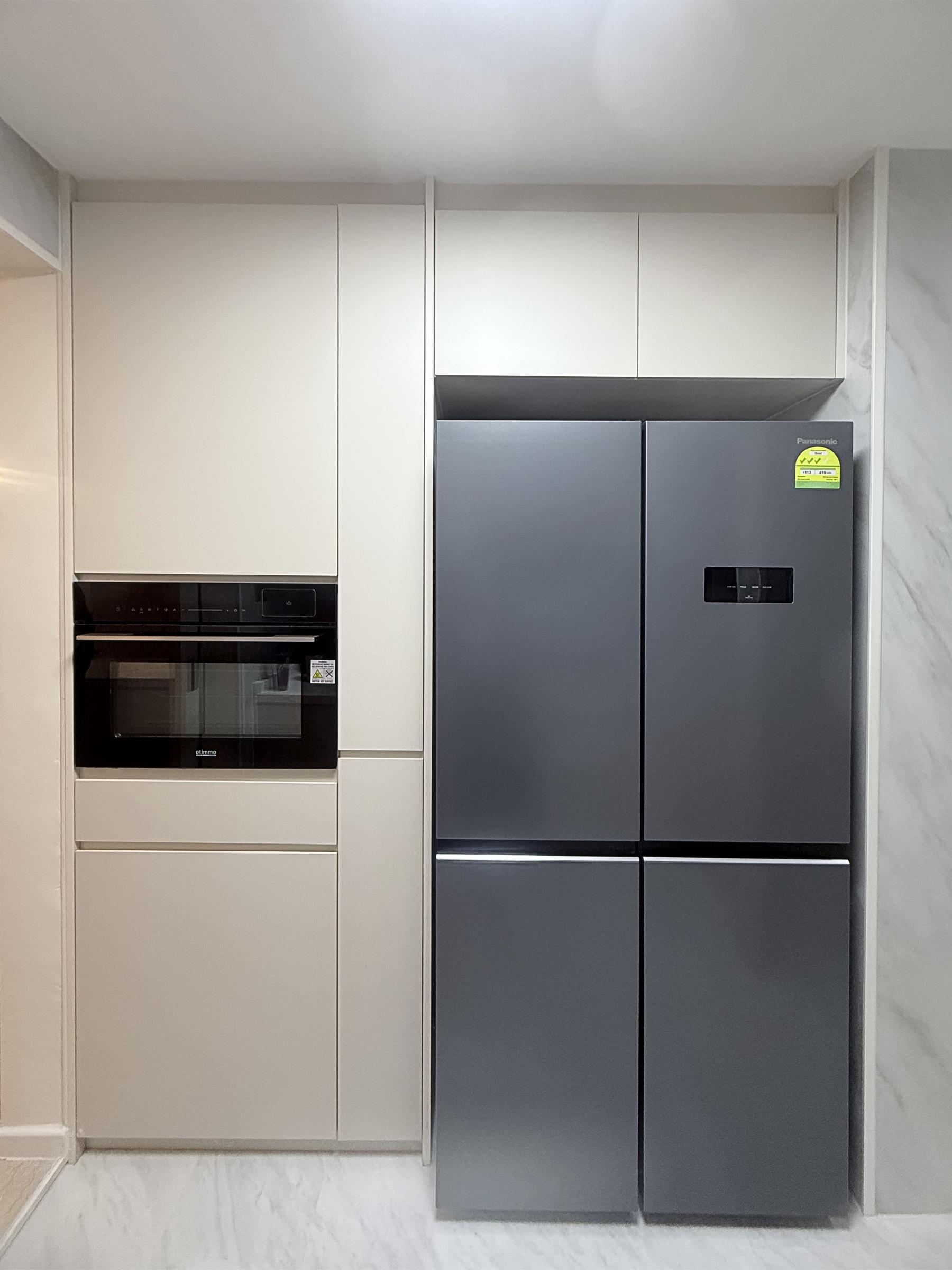 Modern Kitchen with Countertop and Homogeneous Tiles