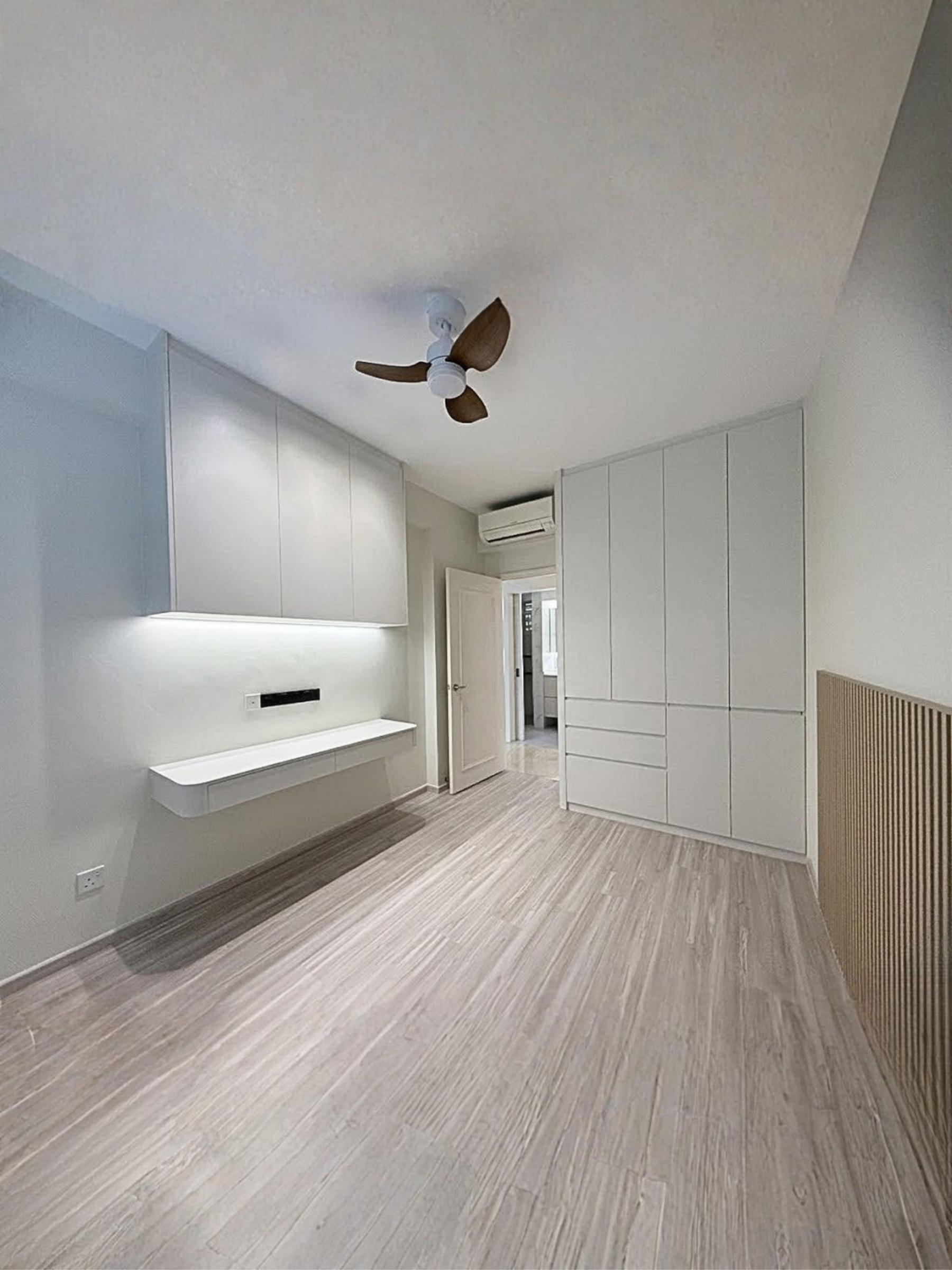 Modern Bedroom with Vinyl Flooring and Wardrobe