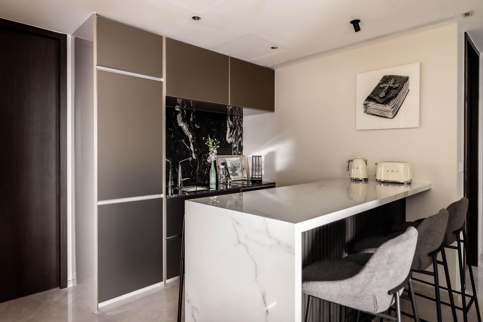 Modern Entryway with Kitchen Island and Kitchen Backsplash