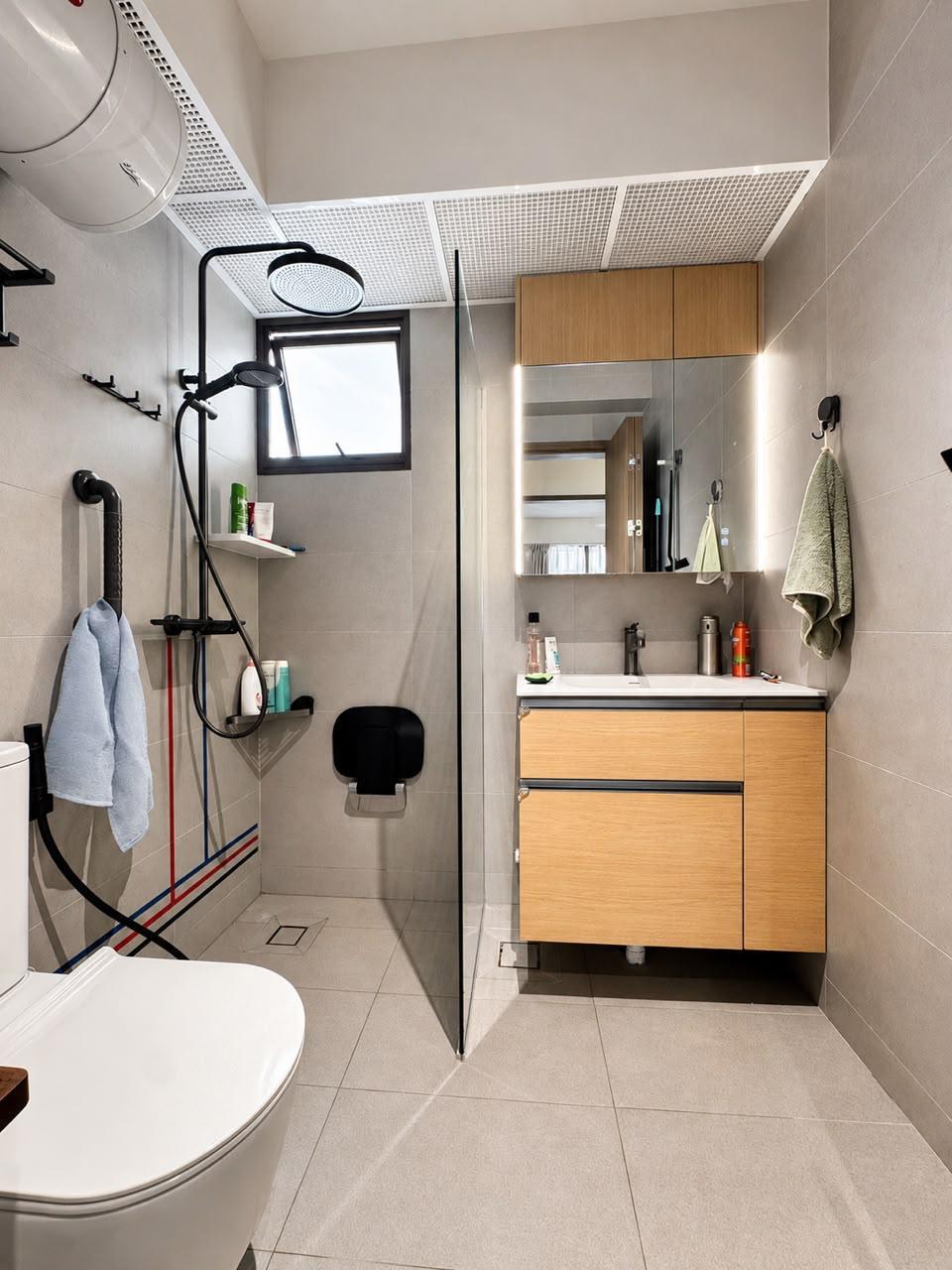 Modern Bathroom with Countertop and Mirror