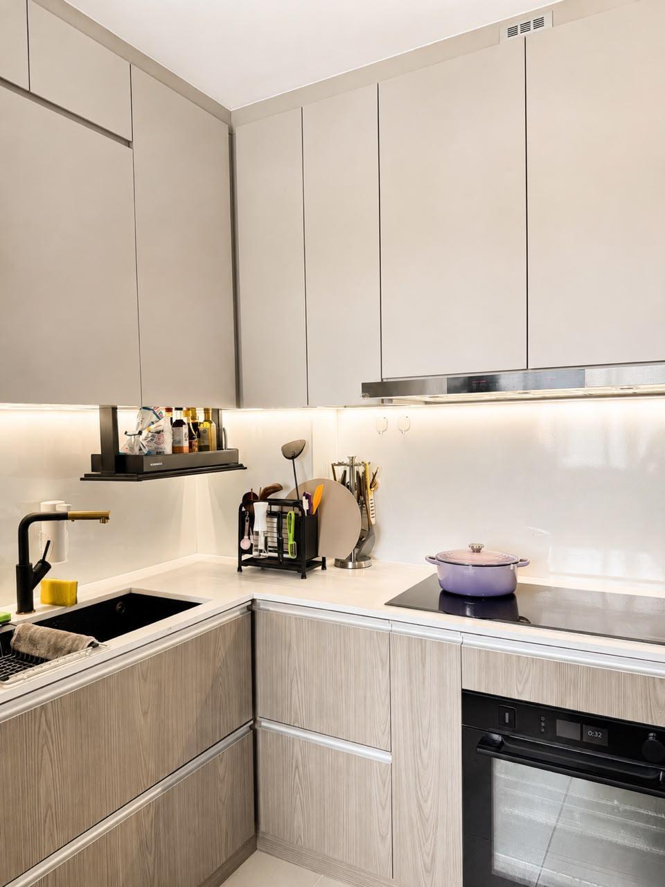 Modern Kitchen with Countertop and Kitchen Backsplash