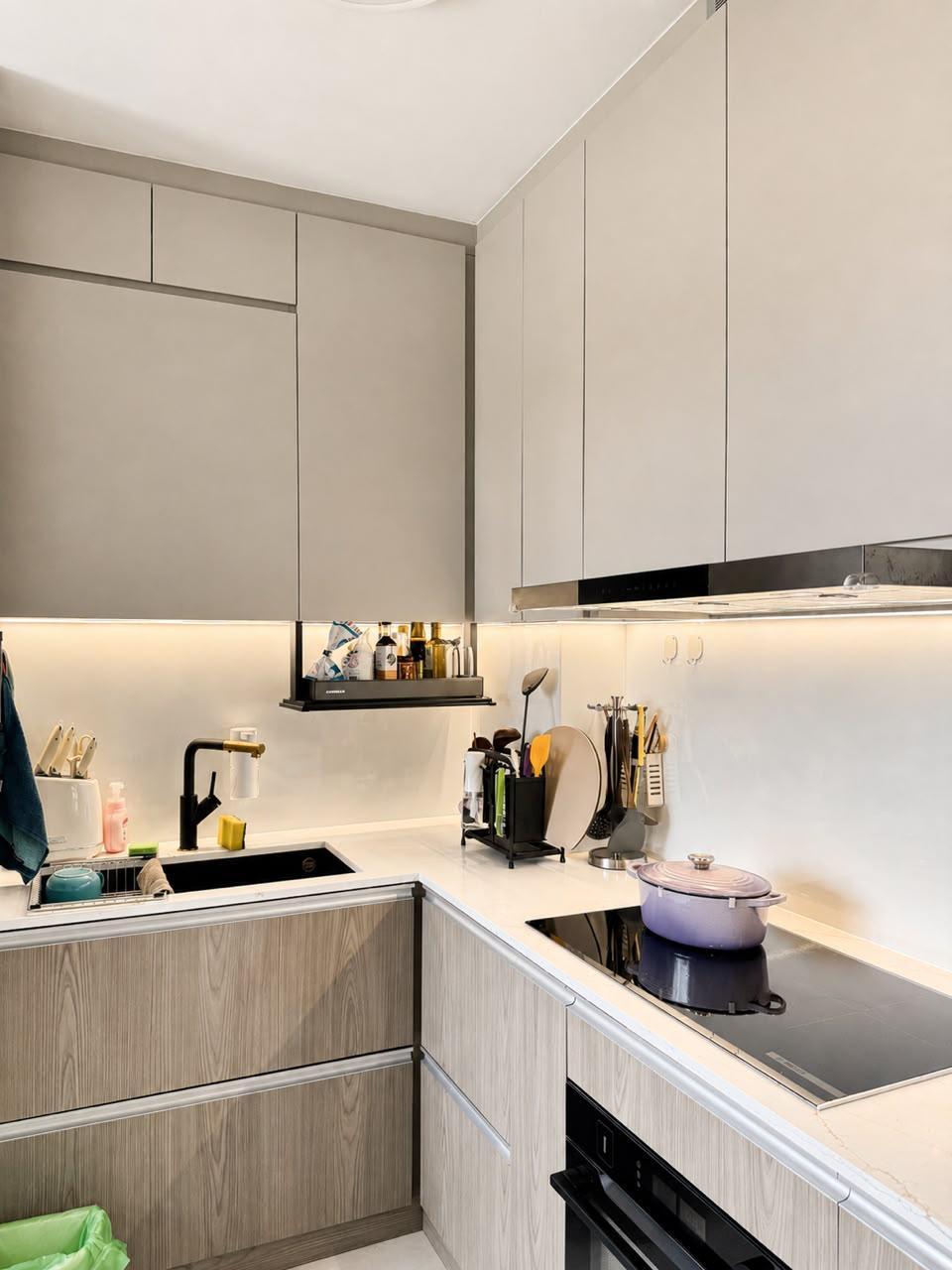 Modern Kitchen with Countertop and Open Kitchen
