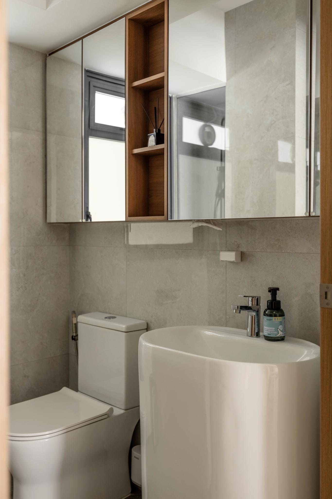 Scandinavian Bathroom with Mirror and Bathroom Sinks