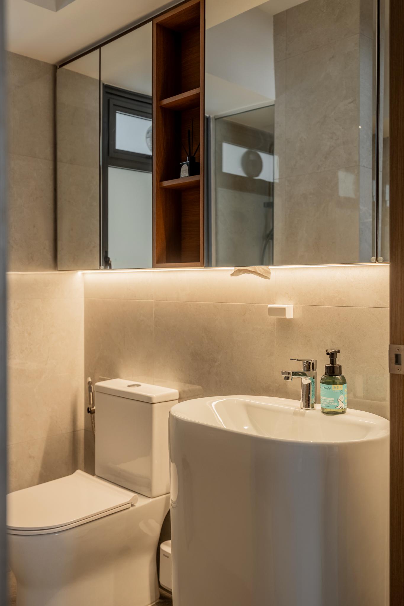 Scandinavian Bathroom with Mirror and Bathroom Sinks