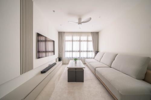 Contemporary Living Room at MacPherson Weave, Circuit road