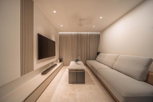 Contemporary Living Room at MacPherson Weave, Circuit road