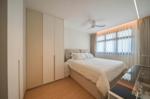 Contemporary Bedroom at MacPherson Weave, Circuit road