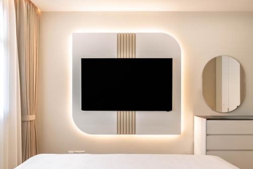 Contemporary Bedroom at MacPherson Weave, Circuit road