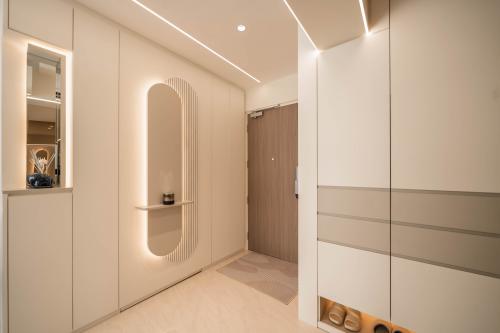 Contemporary Entryway at MacPherson Weave, Circuit road