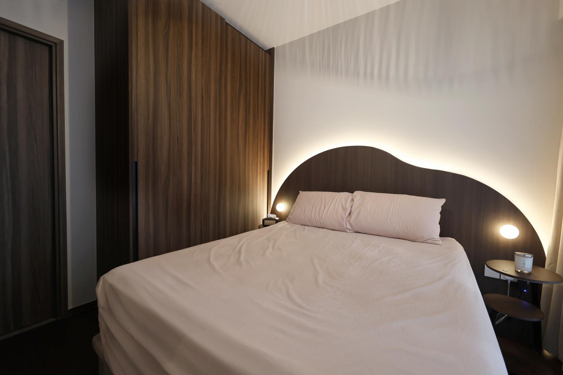 Contemporary Bedroom with Vinyl Flooring and Wardrobe