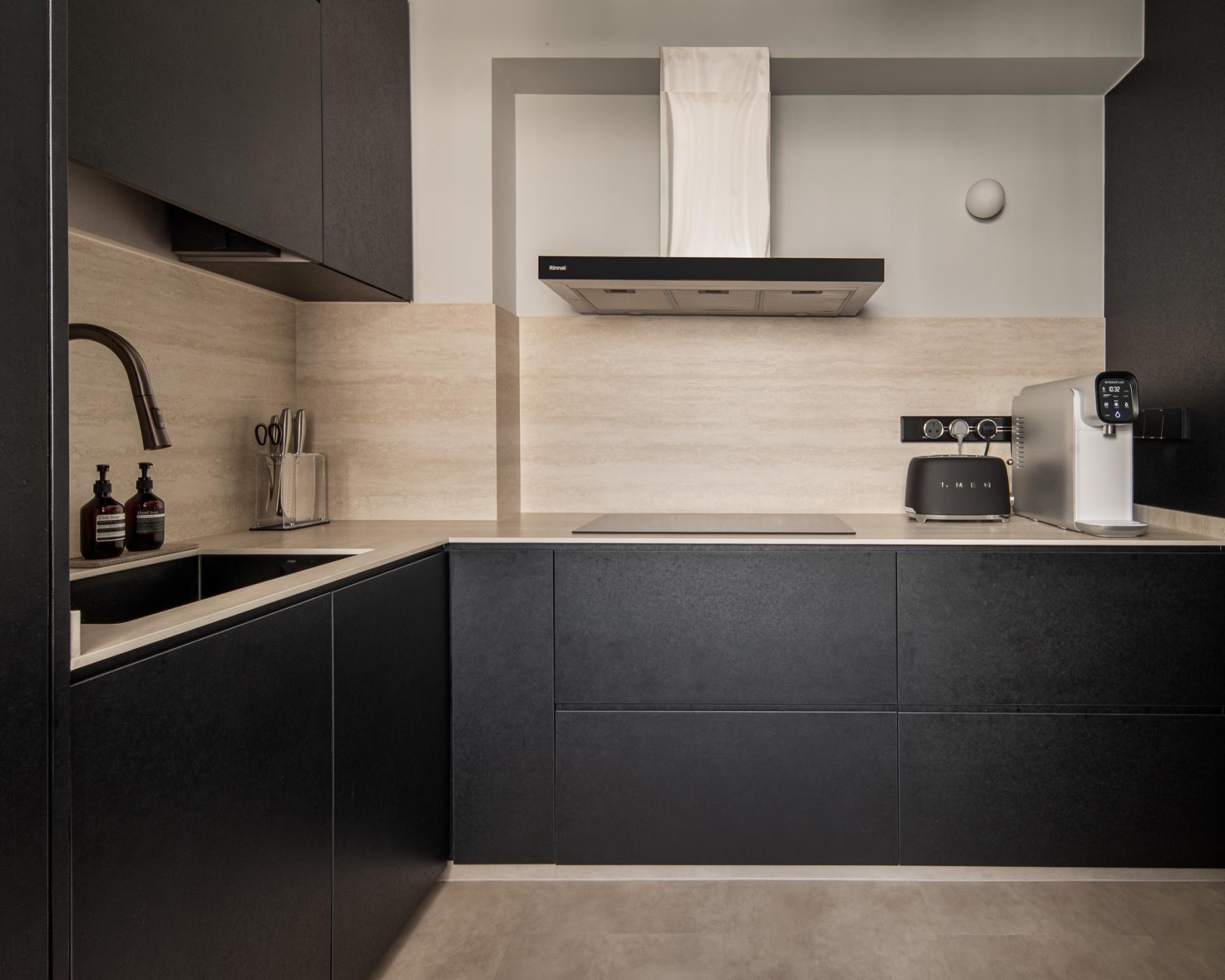 Modern Kitchen with Countertop and Homogeneous Tiles