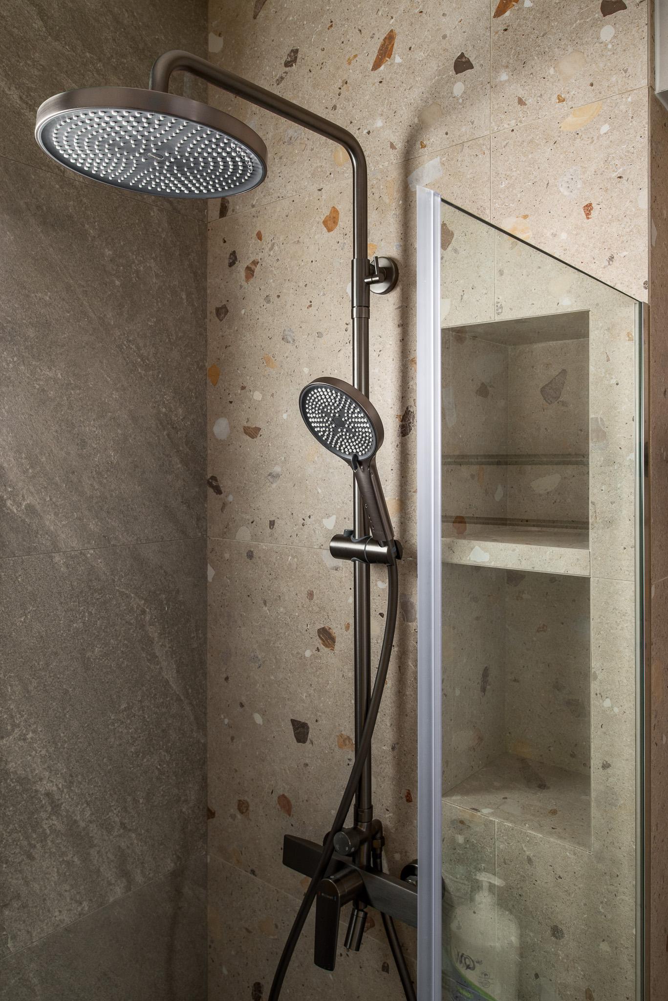 Contemporary Bathroom with Homogeneous Tiles and Shower Screen