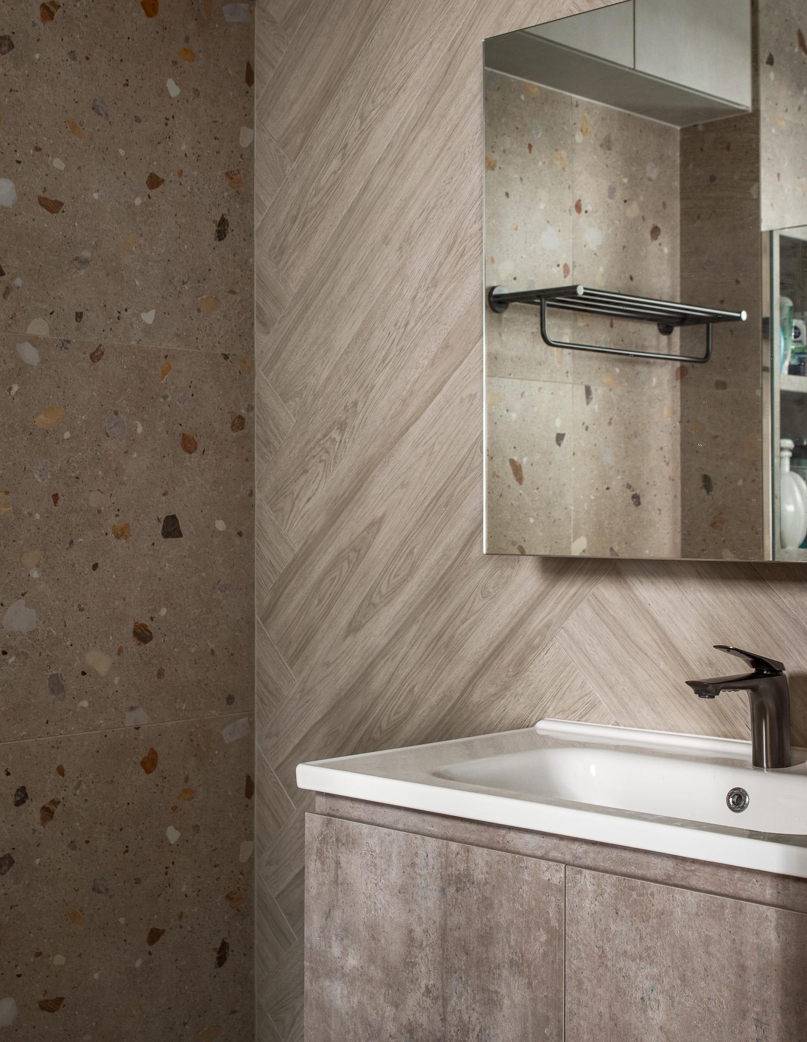 Contemporary Bathroom with Homogeneous Tiles and Herringbone Tiling