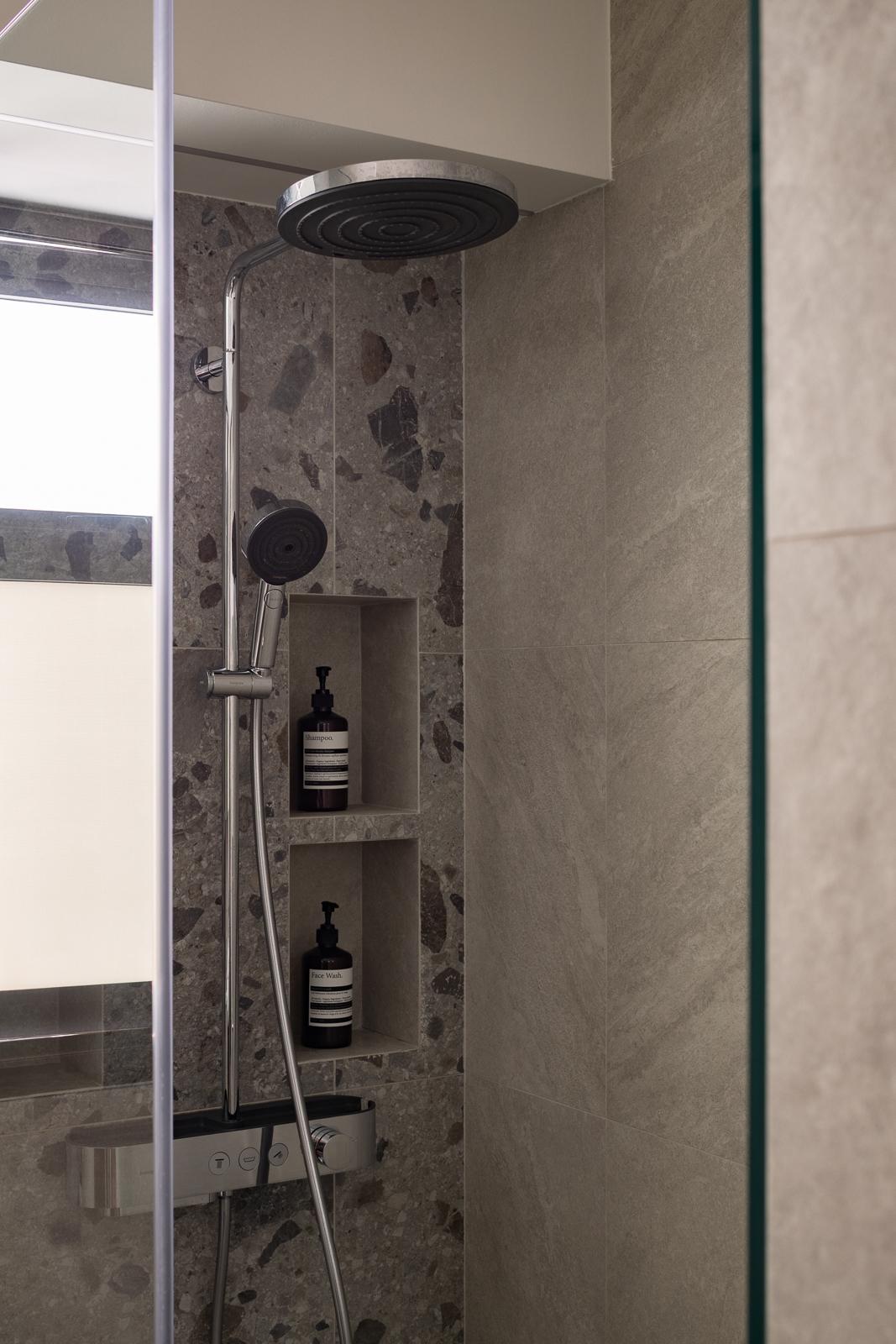 Contemporary Bathroom with Homogeneous Tiles and Shower Screen