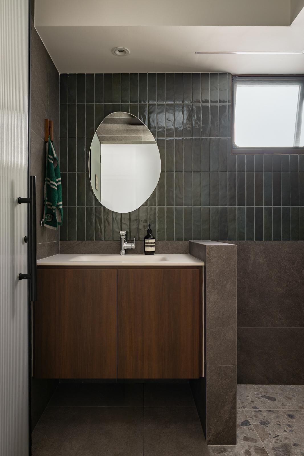 Contemporary Bathroom with Homogeneous Tiles and Mirror