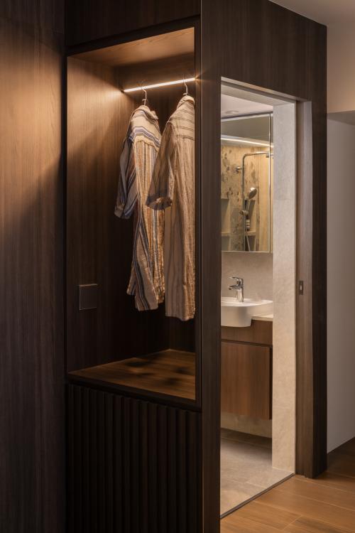 Contemporary Walk-in Wardrobe at Toa Payoh Ridge