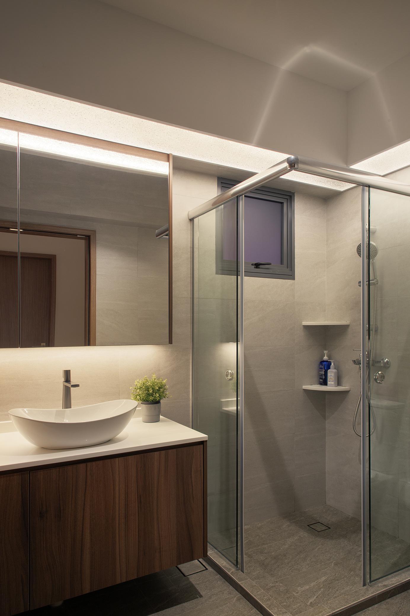 Contemporary Bathroom with Mirror and Bathroom Storage