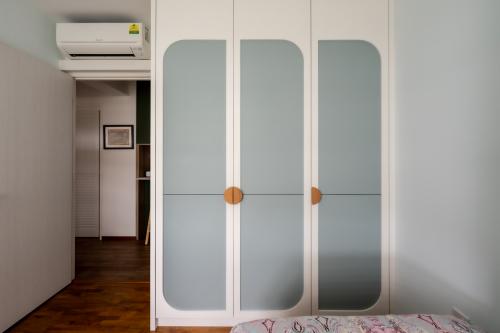 Contemporary Bedroom at Resale 4 Room HDB @ Telok Blangah