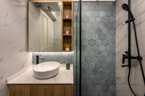 Contemporary Bathroom at Resale 4 Room HDB @ Telok Blangah