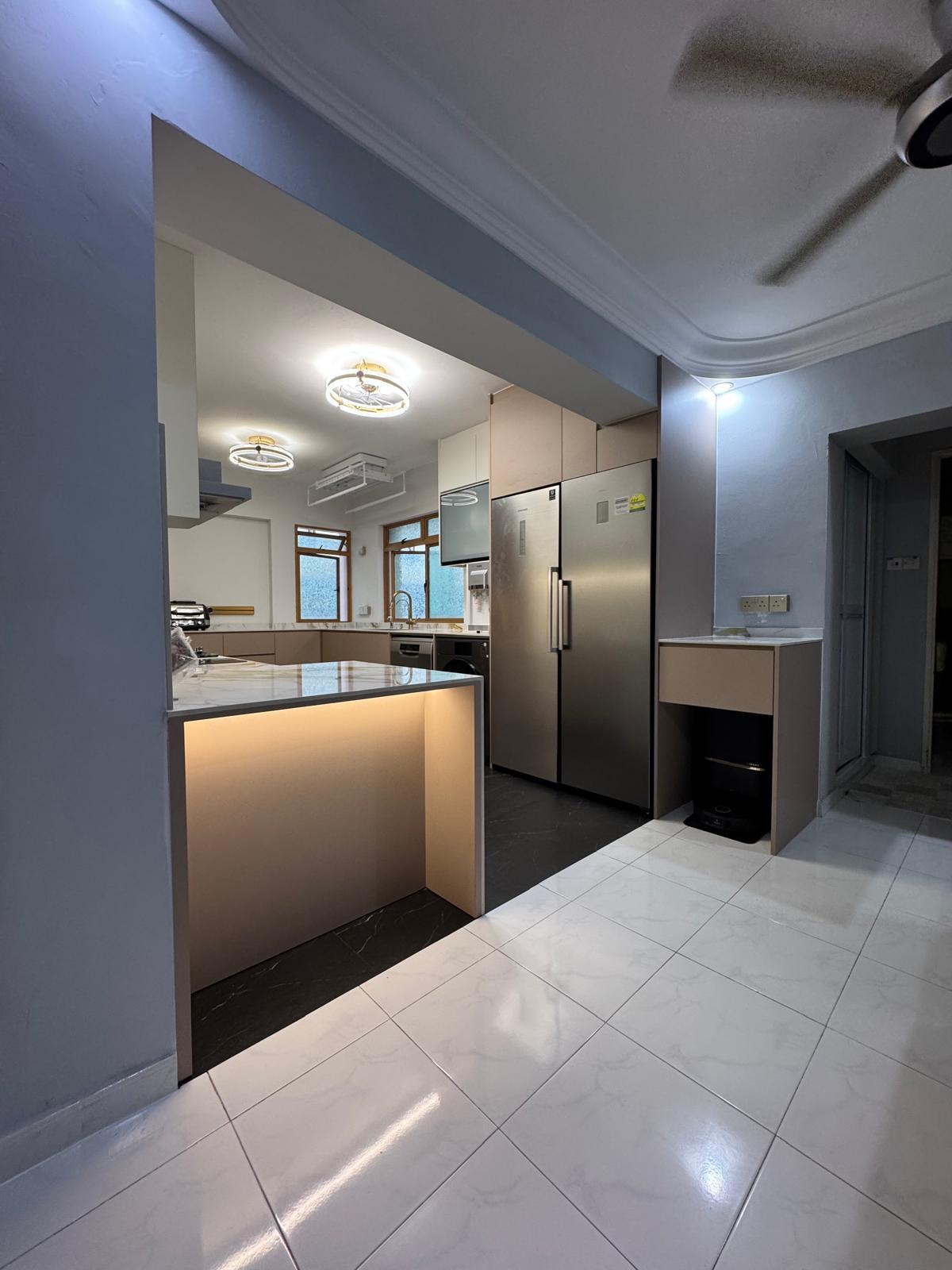 Contemporary Kitchen with Homogeneous Tiles and Marble Floor