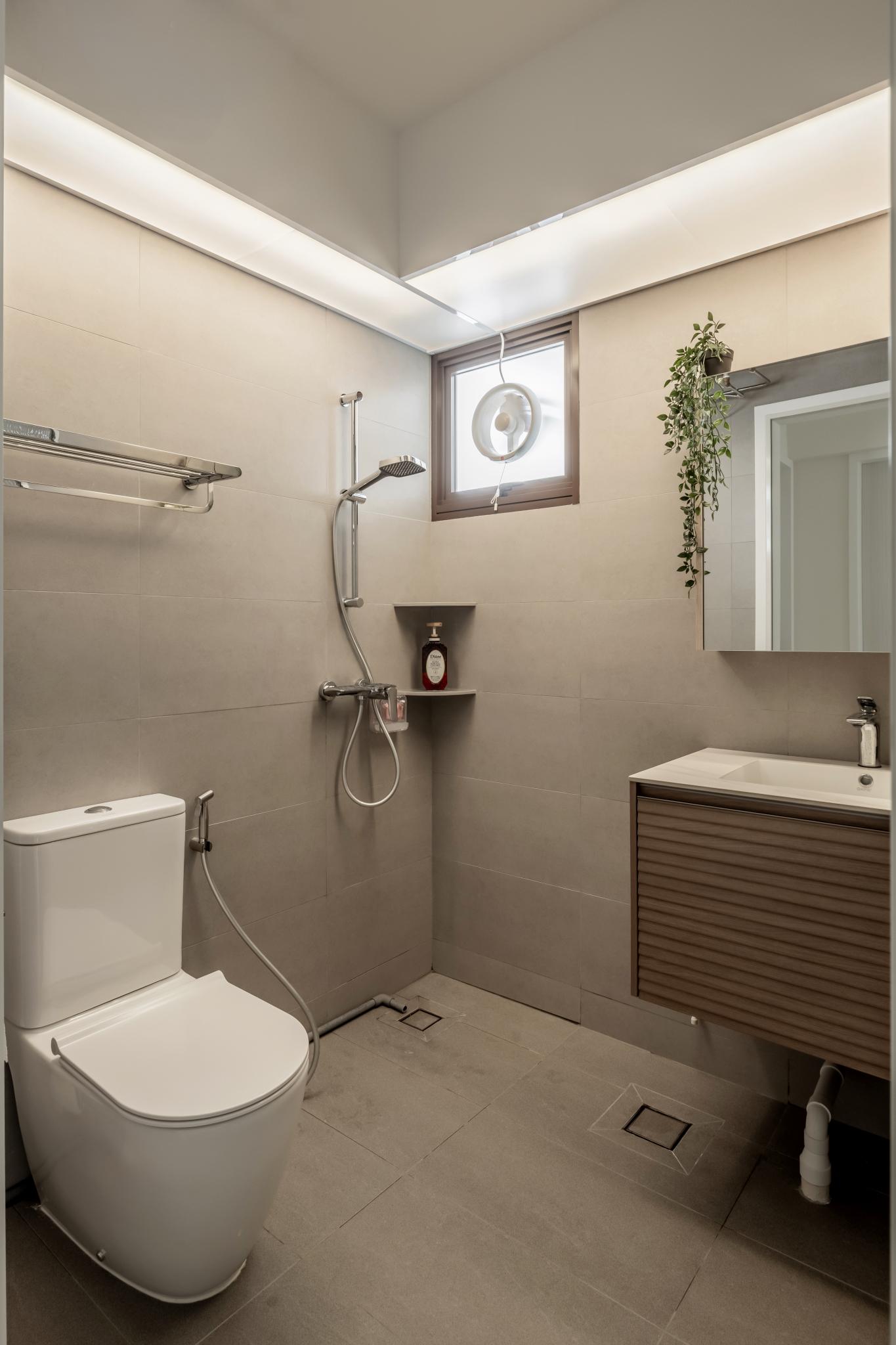 Modern Bathroom with Mirror and Bathroom Storage