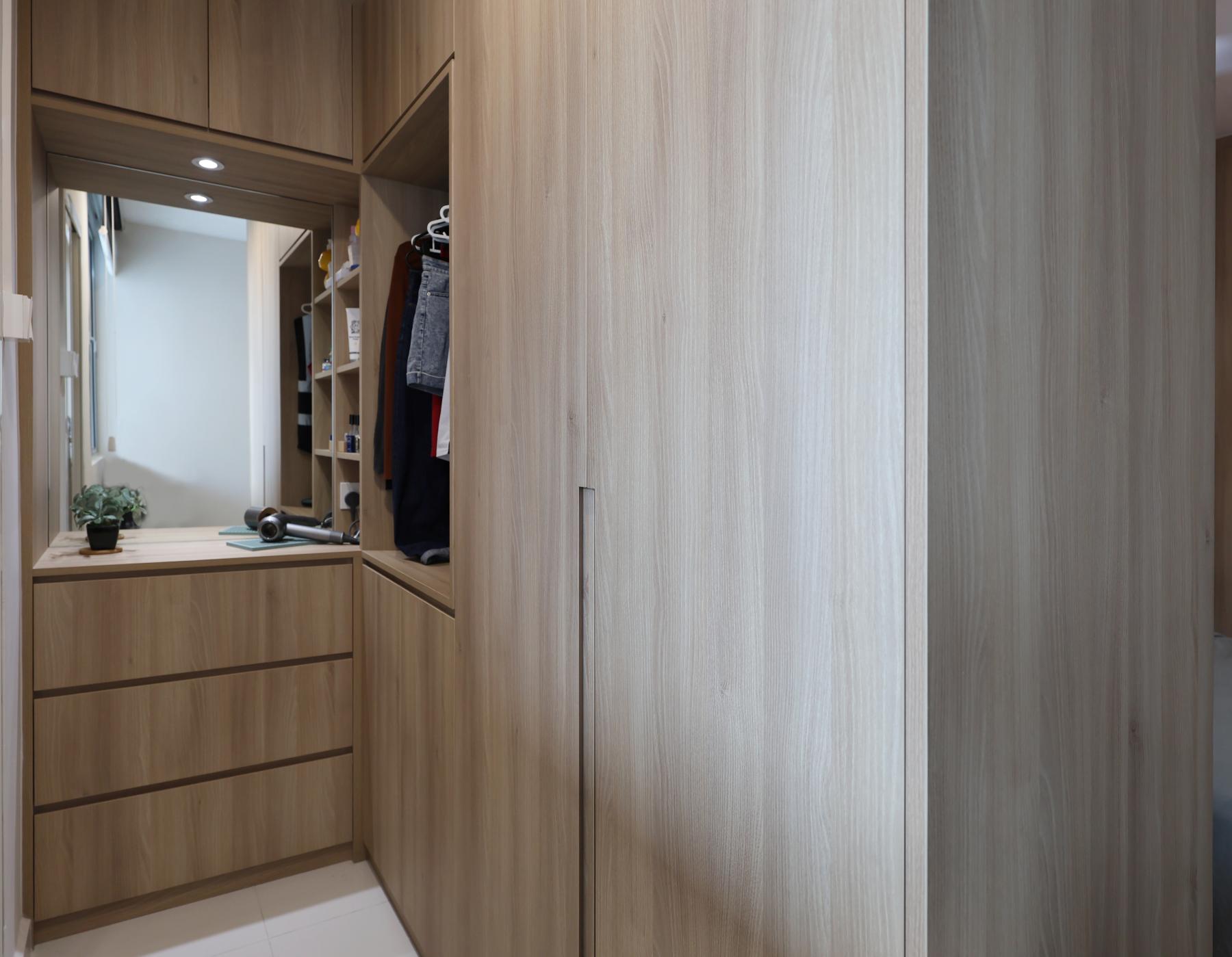 Minimalist Walk-in Wardrobe with Mirror and Wardrobe