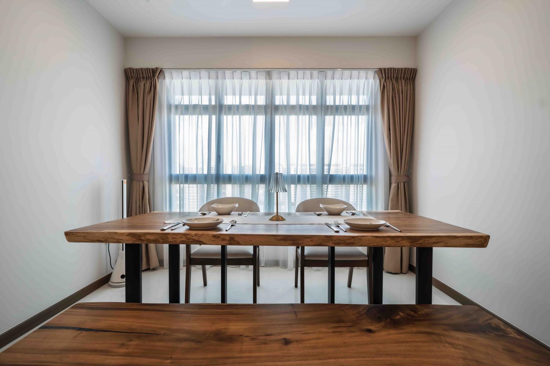 Minimalist Dining Room with Dining Table and Dining Chairs