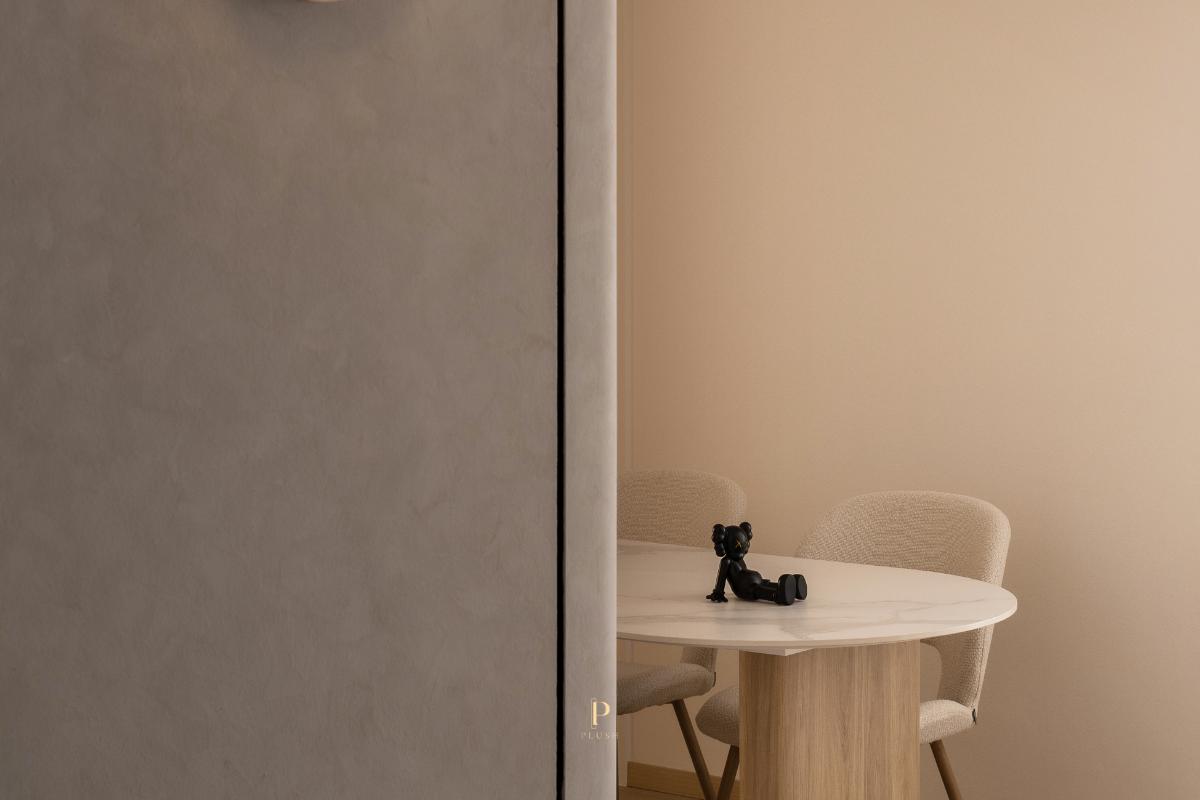 Minimalist Dining Room with Cove Lighting and Dining Table