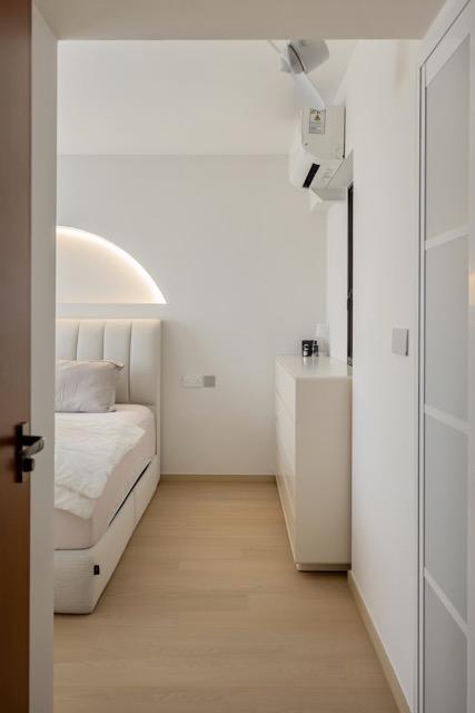 Asian Bedroom with Vinyl Flooring and Flooring