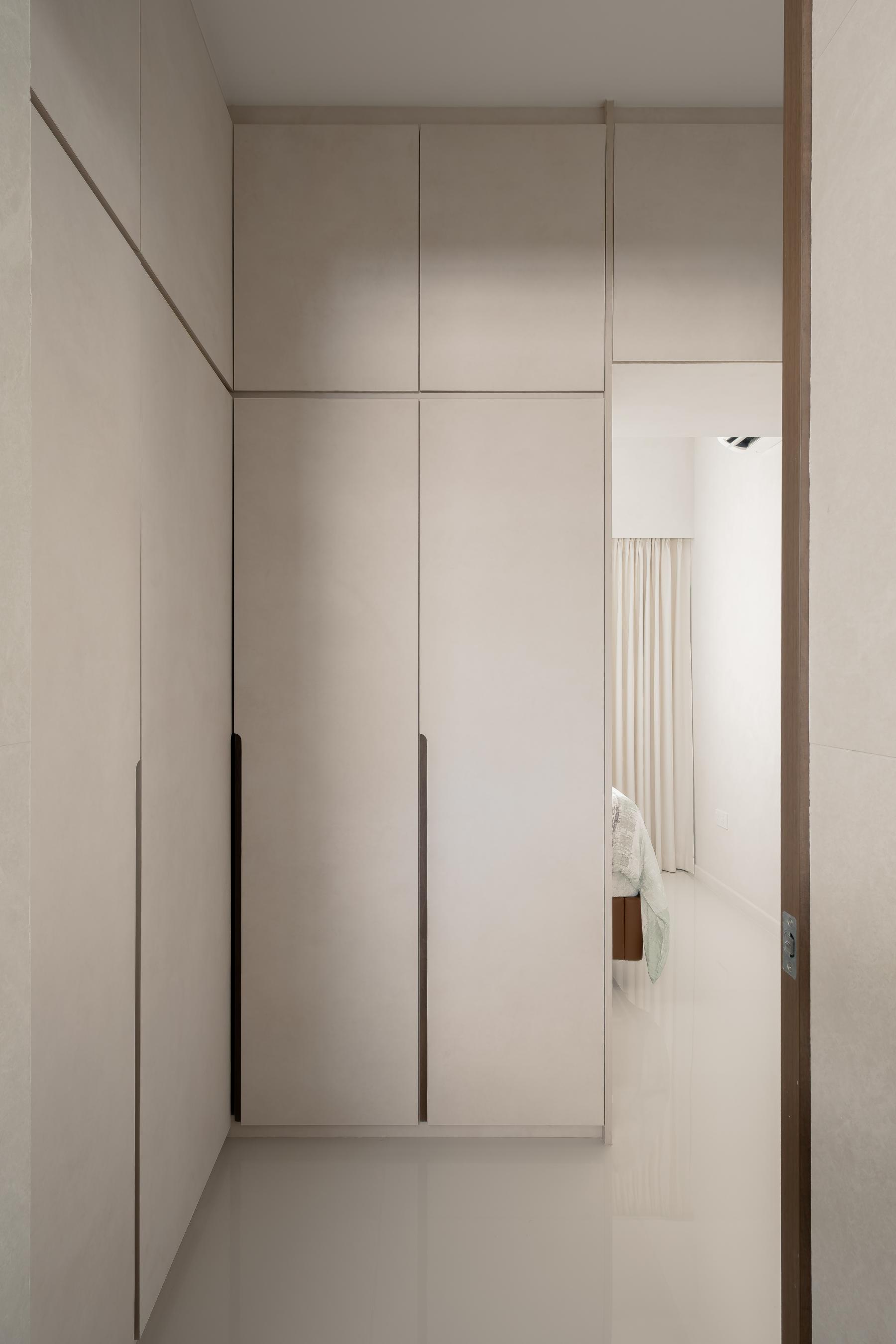 Minimalist Walk-in Wardrobe with Wardrobe and Small Storage