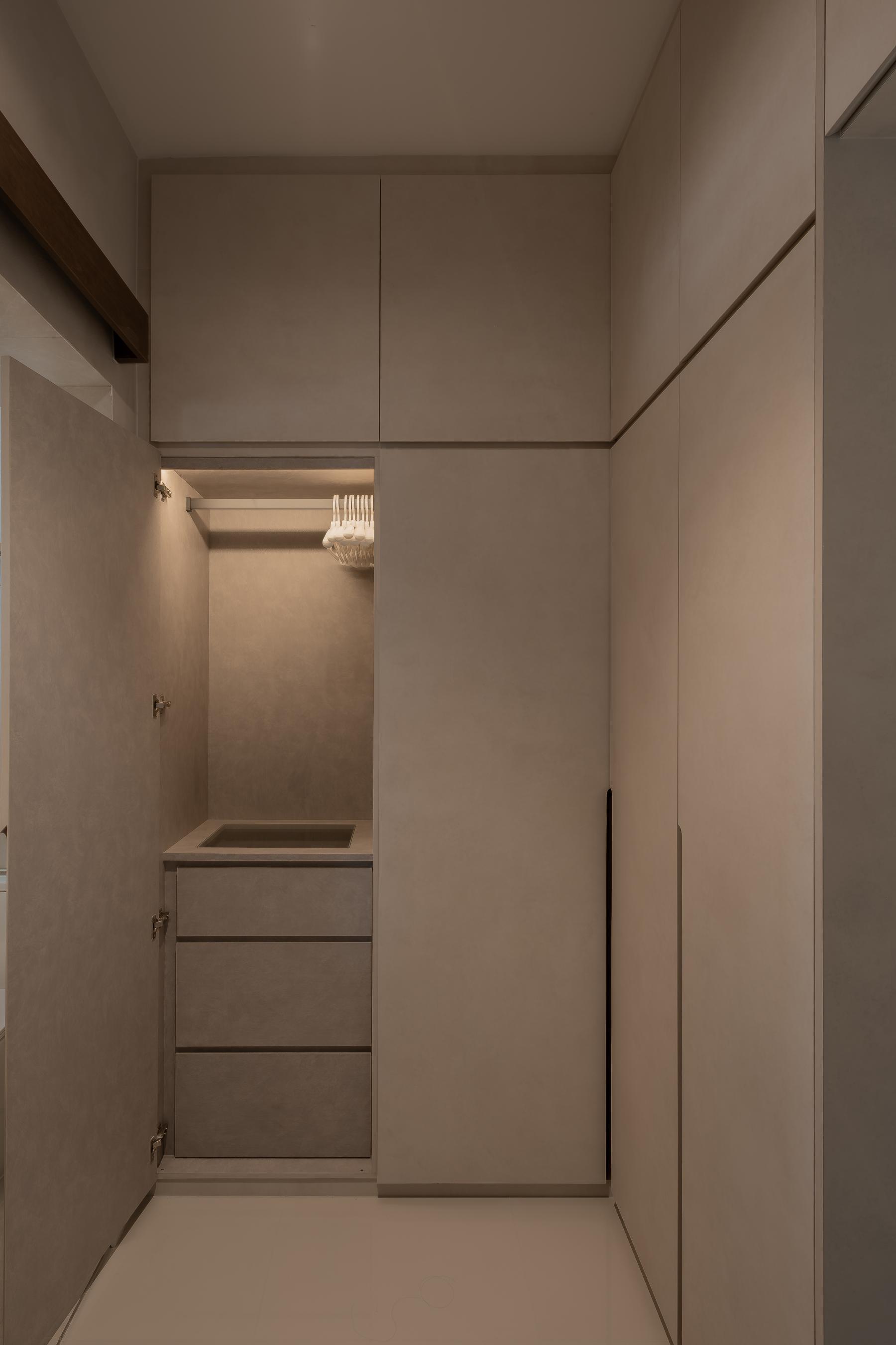 Minimalist Walk-in Wardrobe with Wardrobe and Storage Cabinets