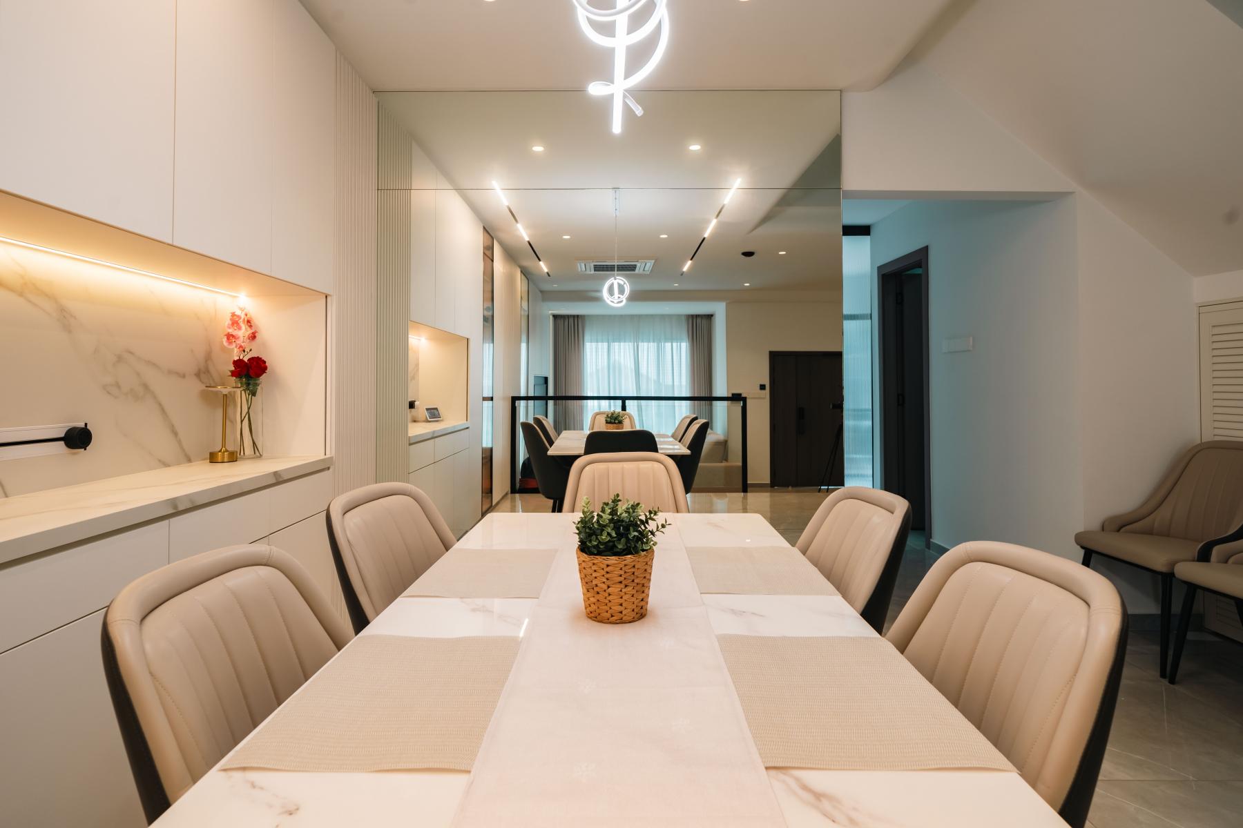 Contemporary Dining Room with Dining Table and Dining Chairs