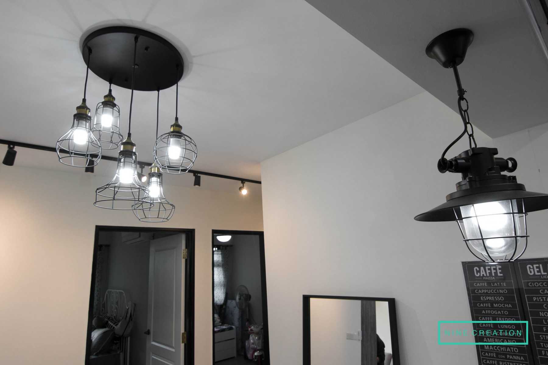 Modern Dining Room with Mirror and Dining Table
