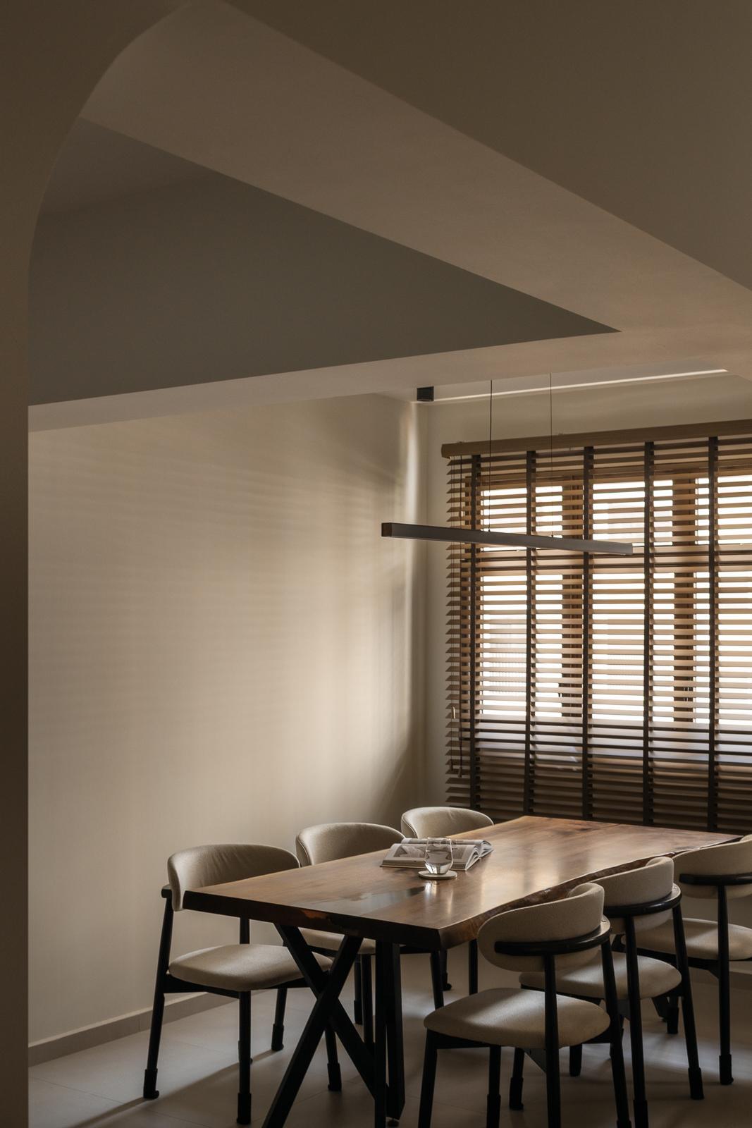 Modern Dining Room with Dining Table and Dining Chairs