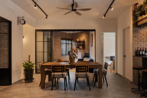 Industrial Dining Room at Costa Rhu II