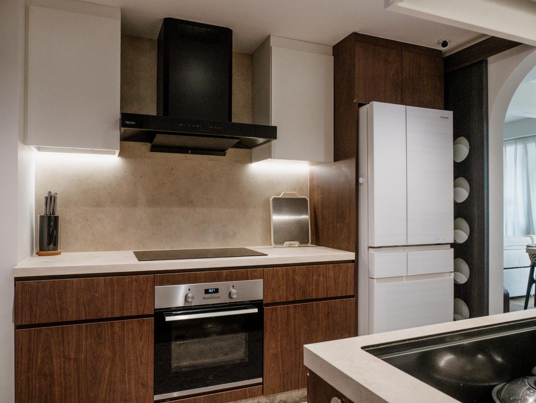 Contemporary Kitchen with Countertop and Kitchen Backsplash