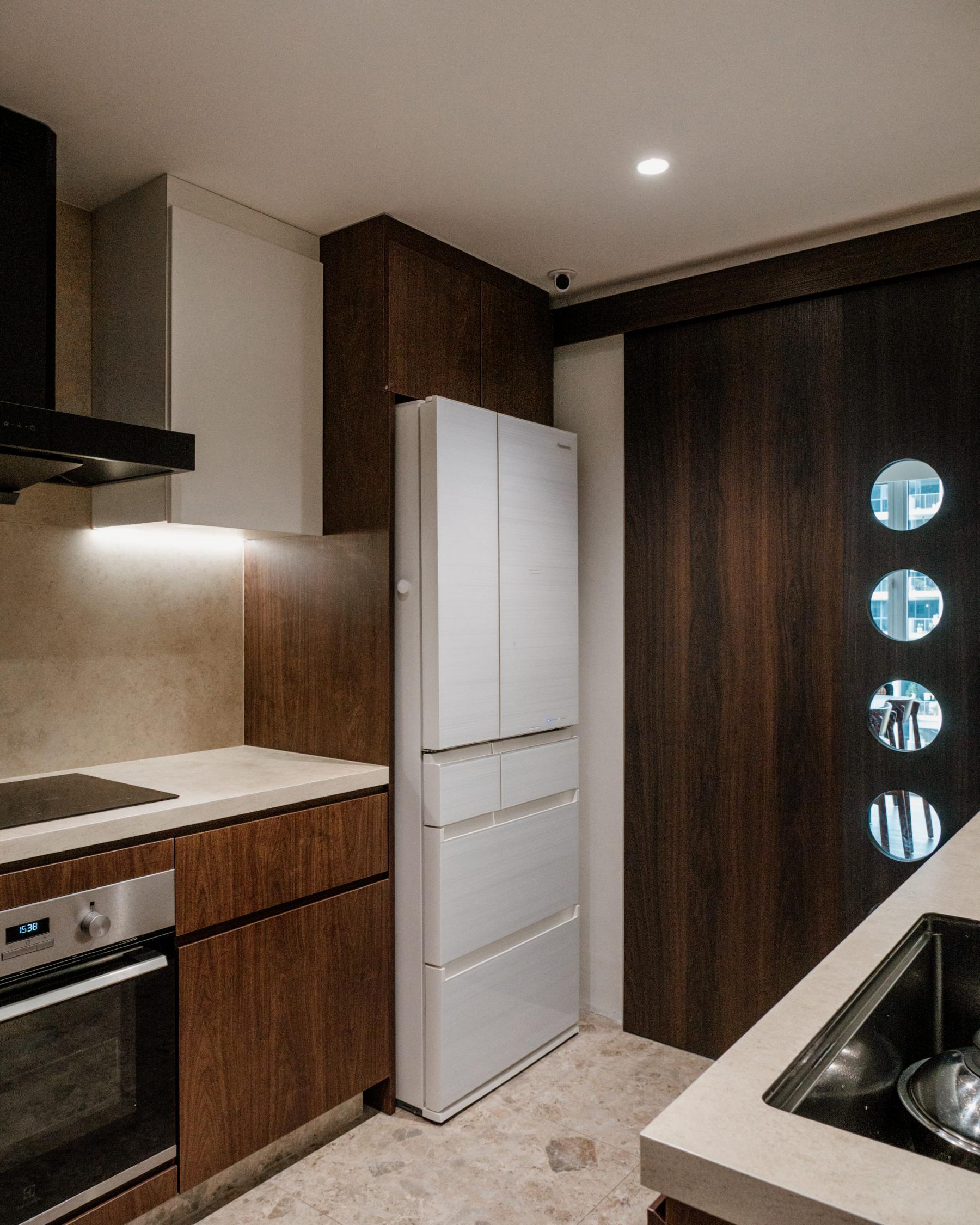 Contemporary Kitchen with Kitchen Backsplash and Oven