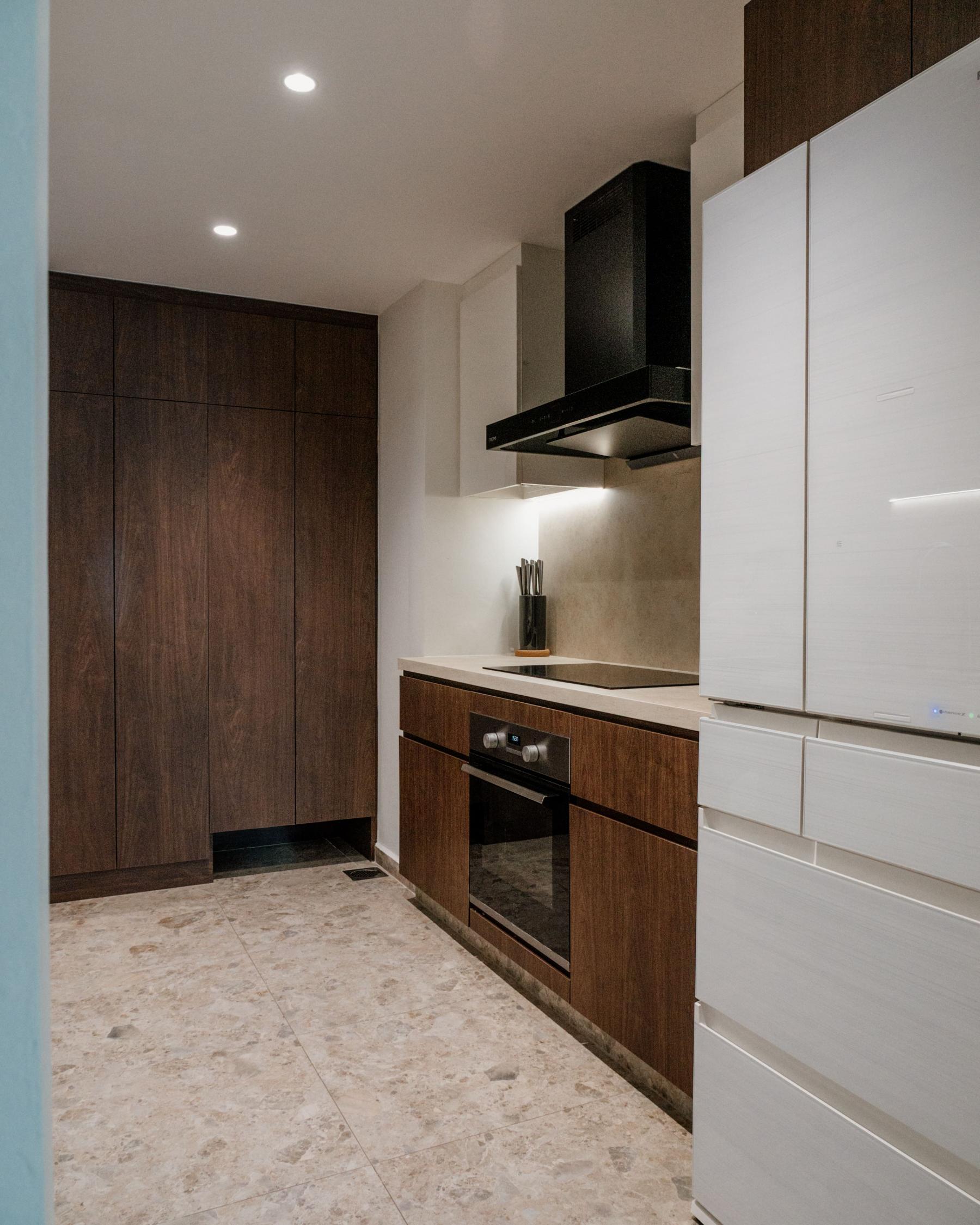 Contemporary Kitchen with Countertop and Kitchen Backsplash