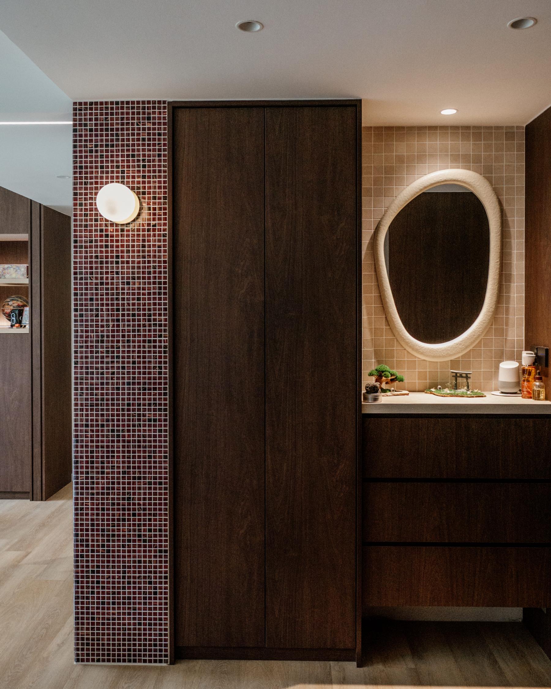 Contemporary Entryway with Vinyl Flooring and Mirror