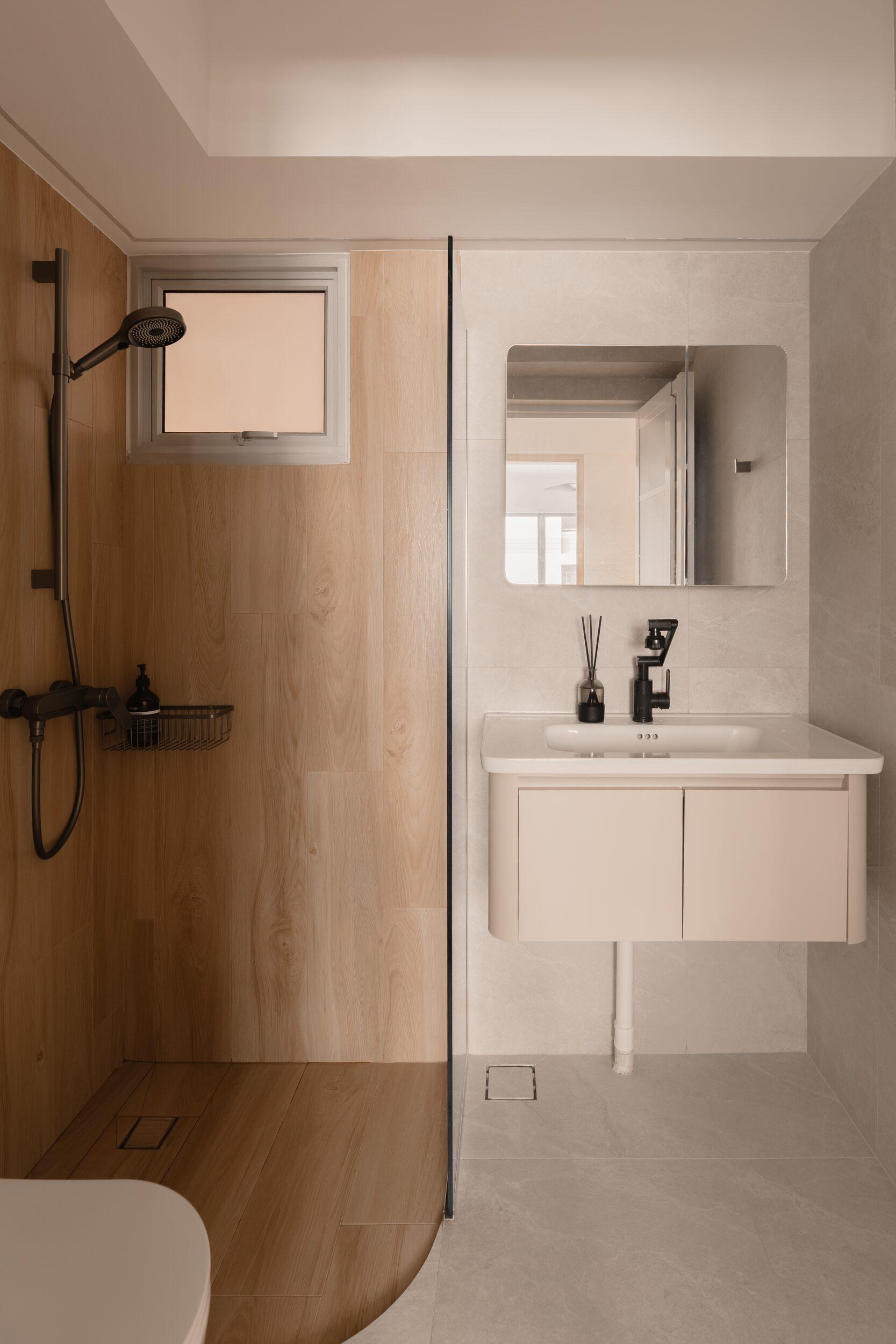 Modern Bathroom with Countertop and Homogeneous Tiles