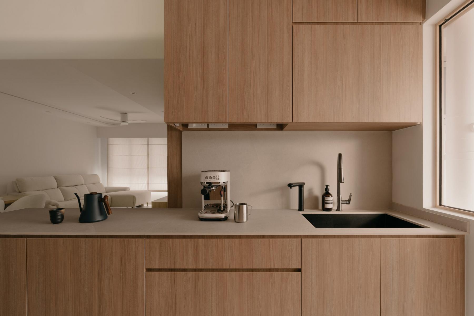 Modern Kitchen with Open Kitchen and Breakfast Counter