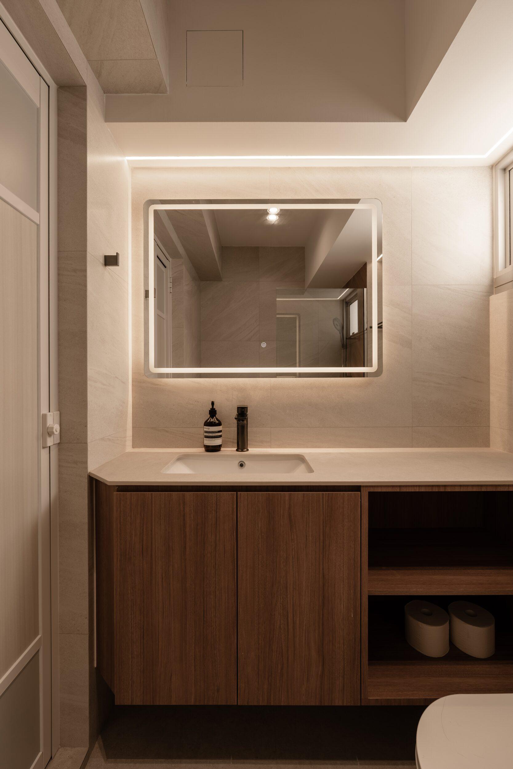Modern Bathroom with Countertop and Mirror