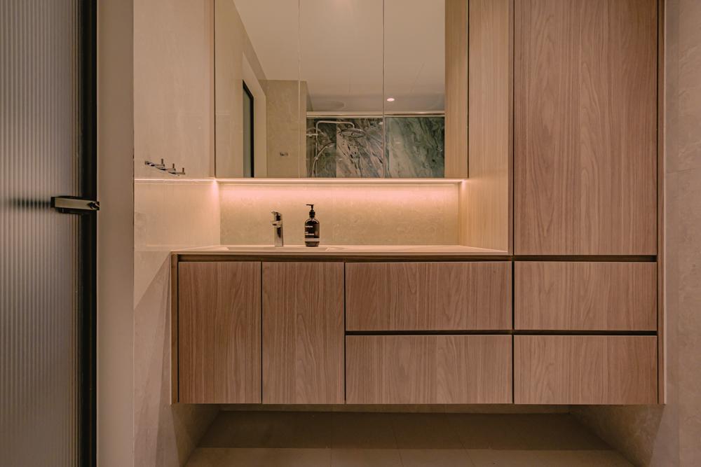 Minimalist Bathroom with Countertop and Homogeneous Tiles